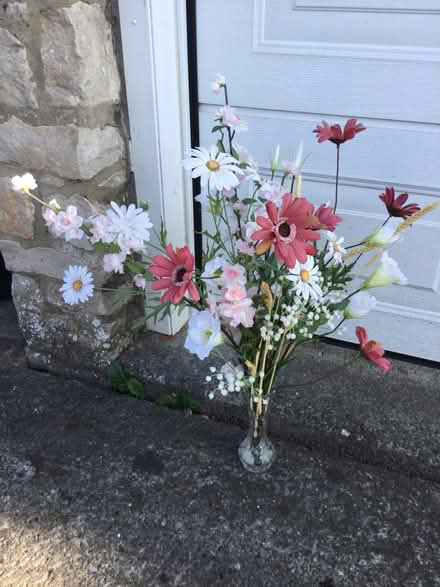 Photo of free "Silk" Floral arrangement (Greaves LA1) #1