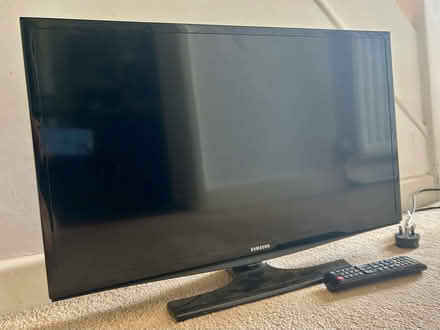 Photo of free Samsung TV (Fishbourne PO19) #1