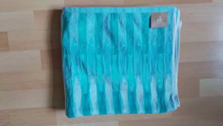 Photo of free Excellent condition bath towel (SW15 Roehampton) #1