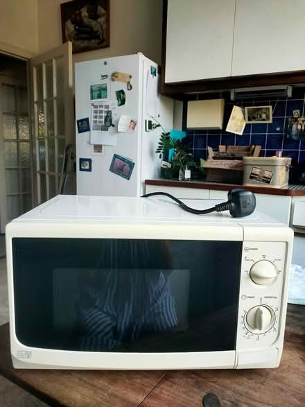 Photo of free White Microwave (Leatherhead KT22) #1