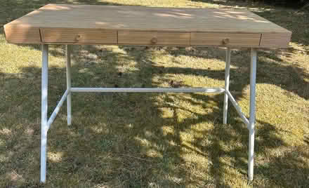 Photo of free Stylish desk (KT23 Great Bookham) #1