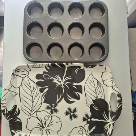 Photo of free Tray and cupcakes pan (Boggart hill LS14) #1