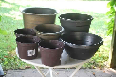 Photo of free Plant pots (gatineau ave & de bourgogne st) #1