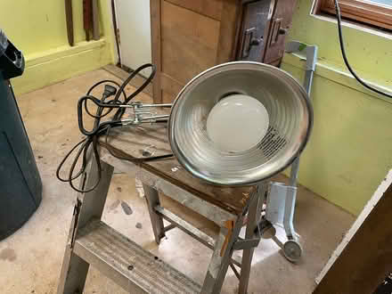 Photo of free shop light with clamp (DC side of Warrenton) #1
