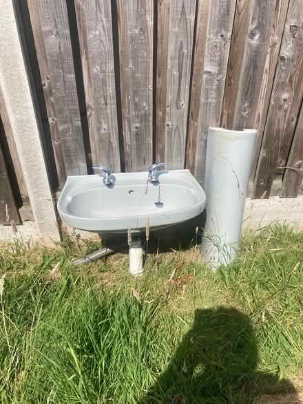 Photo of free Washbasin, pedestal and taps (Walkley S6) #1