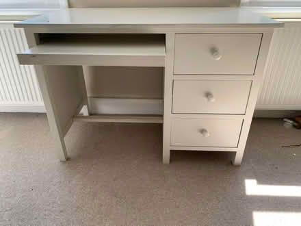 Photo of free Large white desk (Camden tube station NW1) #1