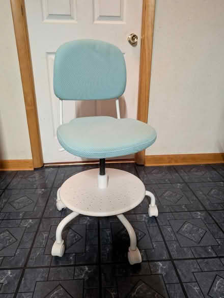 Photo of free Kids desk chair (Derwood (Muncaster + Granby)) #2
