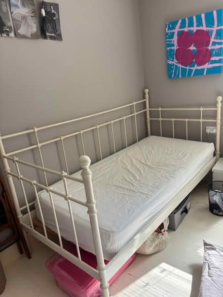 Photo of free White metal day bed (Tooting Bec, SW17) #1