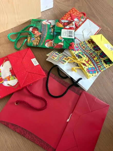 Photo of free Xmas gift wrap and bows and bags (94087) #2