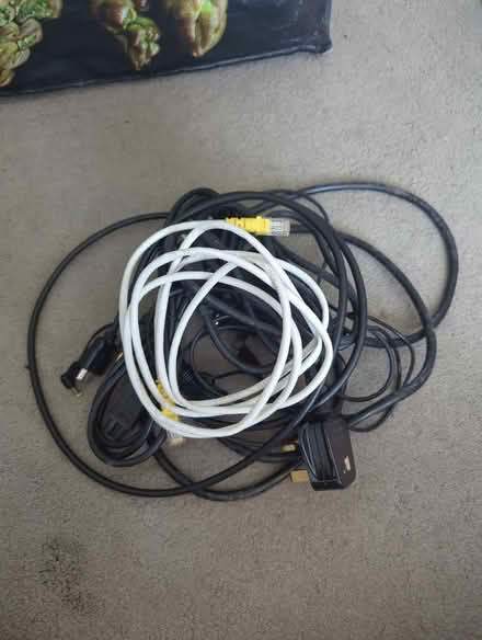 Photo of free Various cables (Rawdon LS19) #1