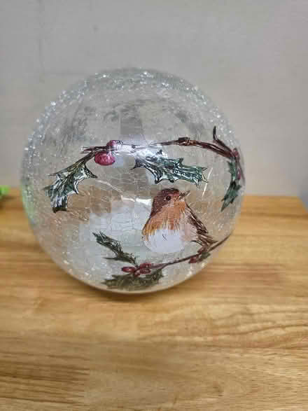 Photo of free Light up Robin crackle effect glass ball (Stroud GL5) #3