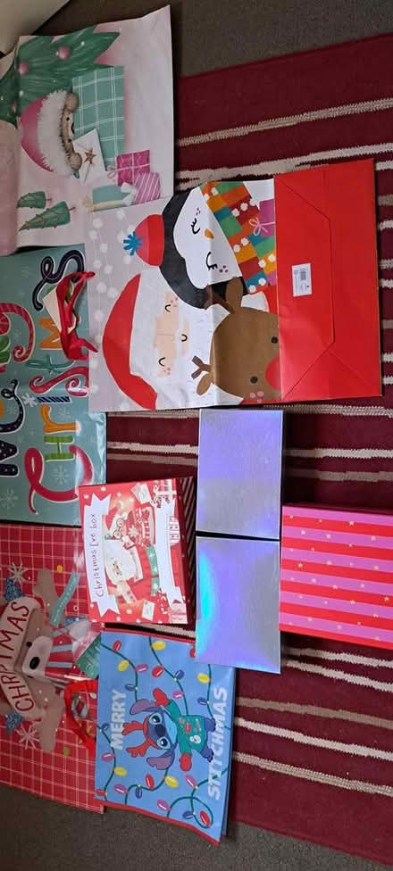 Photo of free Christmas gift bags and boxes (Hampton) #3