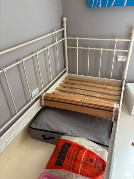 Photo of free White metal day bed (Tooting Bec, SW17) #2