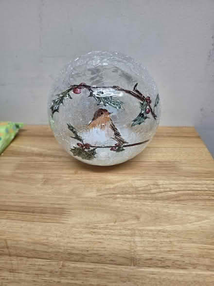 Photo of free Light up Robin crackle effect glass ball (Stroud GL5) #4