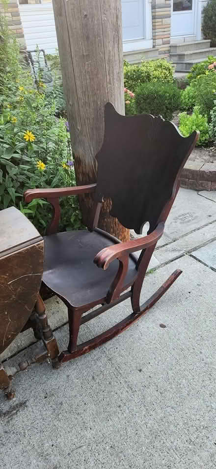 Photo of free Curb alert, table and rocking chair (Coxwell and Danforth) #2