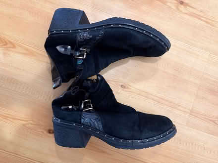 Photo of free Female and male shoes (L4Z 4K1 , Forum drive) #2