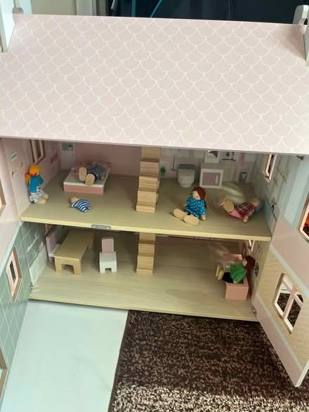 Photo of free Dolls house and toys Leeds 10 (Leeds 10) #2