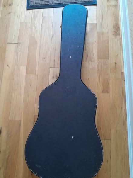 Photo of free rigid guitar case (Blackford Hill EH9) #3