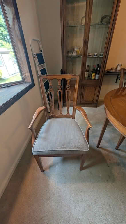 Photo of free Dining room table and chairs (Teaneck, NJ) #2