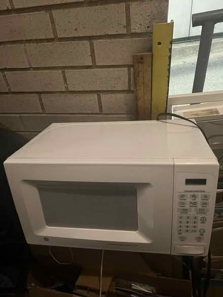 Photo of free Curb alert: GE Microwave (Upper East Side) #1