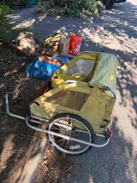 Photo of free 1990s Burley trailer (Montlake) #1