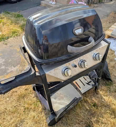 Photo of free 3- Burner gas grill (Beeston LS11) #1