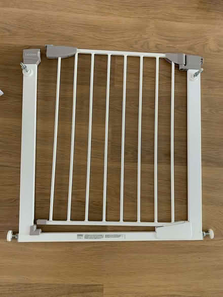 Photo of free Munchkin Lindam Sure Shut Axis Baby Stair Gate | Pressure Fi (Camberwell SE5) #1