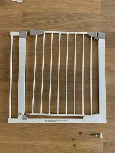 Photo of free Munchkin Lindam Sure Shut Axis Baby Stair Gate | Pressure Fi (Camberwell SE5) #2