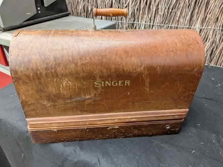Photo of free Singer sewing machine (Hawthorn) #3