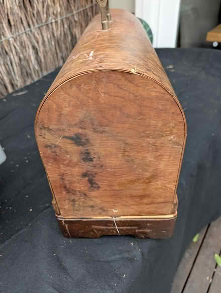 Photo of free Singer sewing machine (Hawthorn) #1