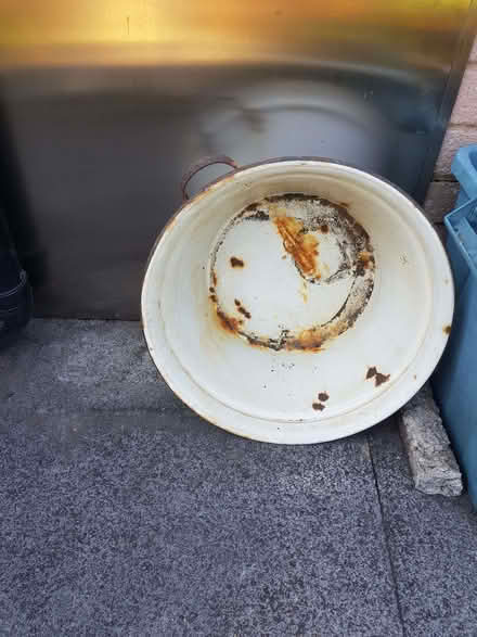 Photo of free Enamel basin (Kendal LA9) #1
