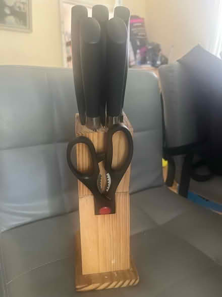 Photo of free Knife bliock with 5 knives and. Scissors (Stretford M32) #1