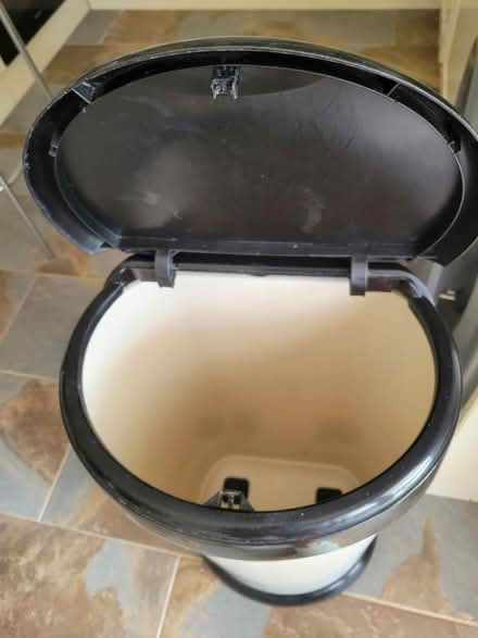 Photo of free Press top peddle bin (BN43 5NS) #2