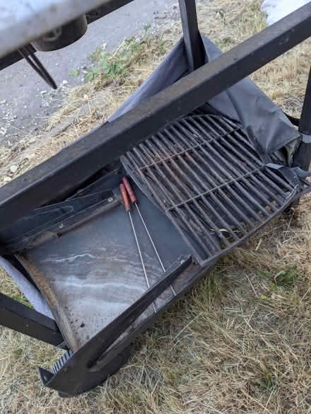 Photo of free 3- Burner gas grill (Beeston LS11) #4