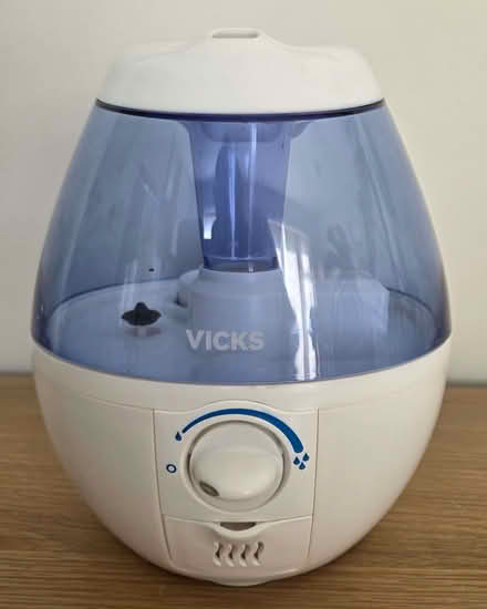 Photo of free Vicks VUL520E1 Mini CoolMist Ultrasonic humidifier (Aston Clinton HP22) #1