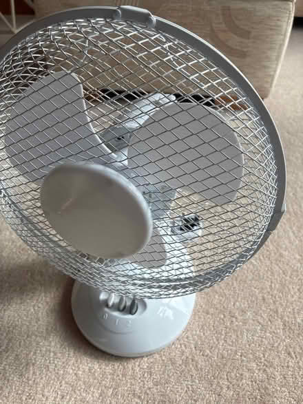 Photo of free White Desk Fan (Wheatley OX33) #1