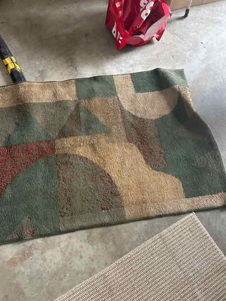 Photo of free Area rug used in foyer (South Laurel) #1