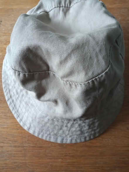 Photo of free kids' round-brim sun hat (City Centre S1) #1