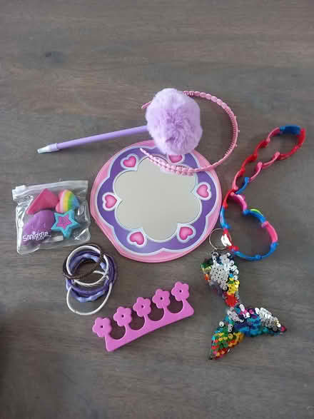 Photo of free girls items (RG6 near Palmer Park) #1