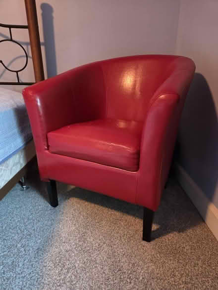 Photo of free Chair red (Milwaukie, Ardenwald) #1