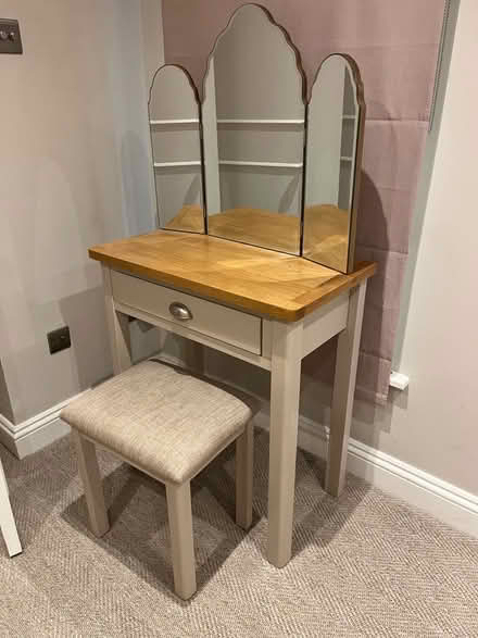 Photo of free Chest of Drawers and Vanity set (Pimlico SW1V) #2