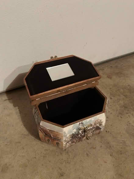 Photo of free Fancy Box (Vienna, VA) #2