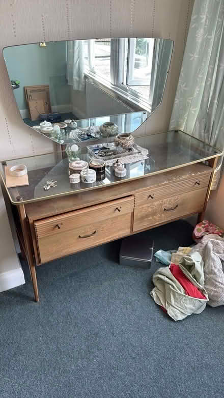 Photo of free Dressing table (Ig5 0pf) #1