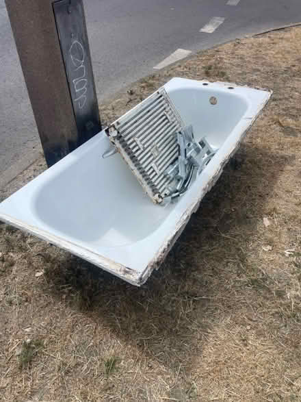 Photo of free BATH 1600mm and RADIATOR (Elm Park, Hornchurch RM12) #1