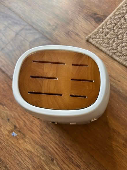 Photo of free White knife rack / holder (Bannockburn FK7) #2