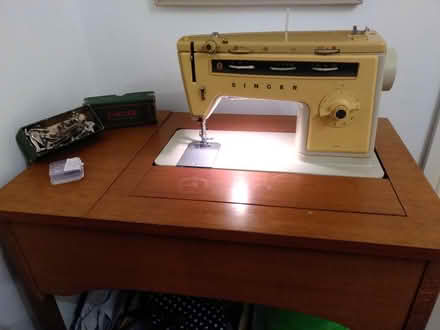 Photo of free Singer sewing machine with table (Upper Arncott OX25) #1