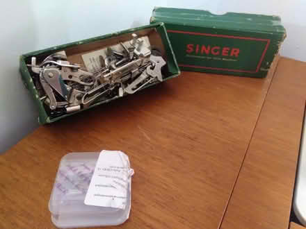 Photo of free Singer sewing machine with table (Upper Arncott OX25) #2