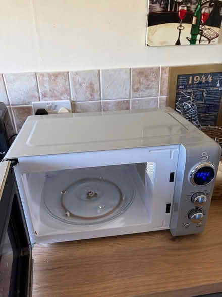 Photo of free Swan Vintage Microwave (Concle Bank LA13) #1