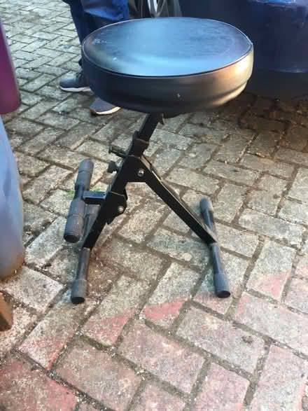 Photo of free Guitar playing, Stool (Liverpool L6) #3