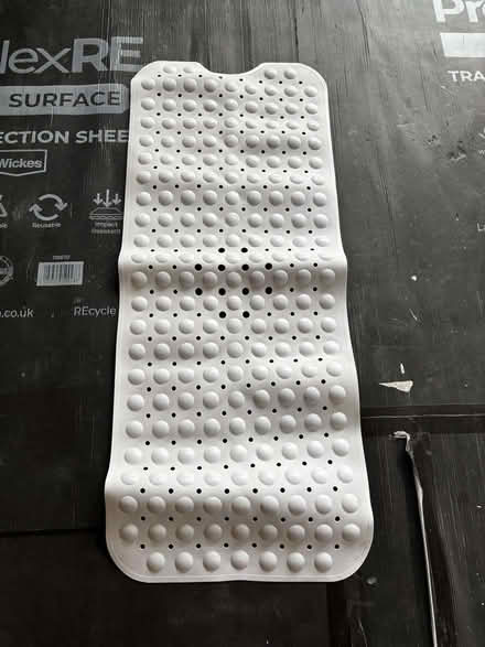 Photo of free Anti-slip bath mat (Lavender Hill SW11) #2
